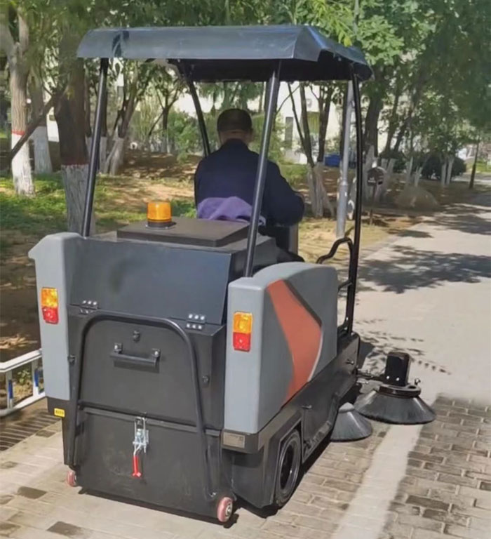 萬科物業(yè)再次聯(lián)系揚子采購半封閉揚子S8駕駛式掃地機(jī)